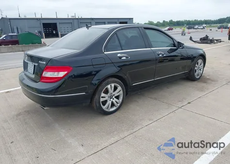 2010 Mercedes-Benz C 300 Luxury 4Matic/Sport 4Matic z USA, uszkodzony, nr VIN WDDGF8BB1AF465157